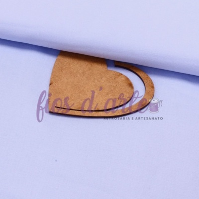 Tecido azul claro com coração de papel e texto sobreposto