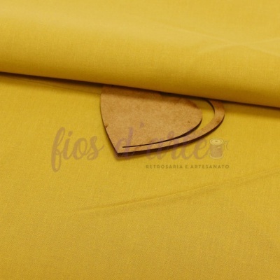 tecido amarelo com elementos em camurça castanha