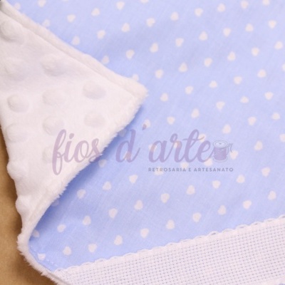 Fralda azul com corações brancos e tecido branco macio com bolinhas