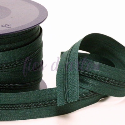 Fecho de correr verde escuro em rolo com dentes em tecido