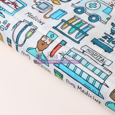 Tecido branco com padrão médico em várias cores