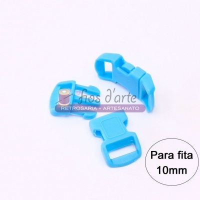 Fechos de plástico azuis para fita 10mm sobre fundo branco.