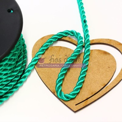 Bobina de cordão torcido verde-turquesa com suporte de madeira em forma de coração