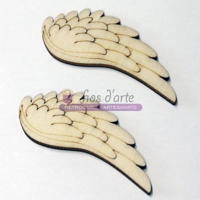 Ornamentos de madeira em forma de asas com padrões gravados