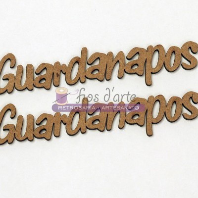 Duas peças de madeira cortada a laser com texto 'Guardanapos' em fundo branco