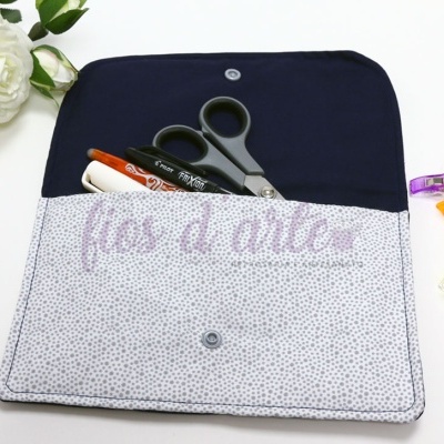 Carteira de tecido contendo tesoura e marcadores