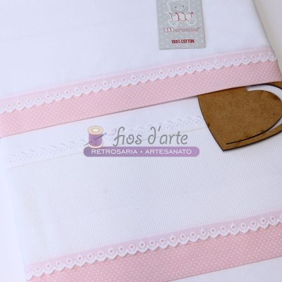 Toalha branca com bordados rosa e etiqueta de algodão