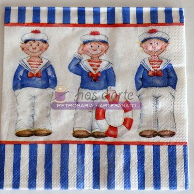 Guardanapo de papel com estampa de três marinheiros com roupa azul e branca e bordas com riscas azuis e brancas