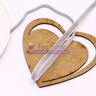 Dois corações recortados em madeira clara com fita cinza e texto de marca sobre fundo branco