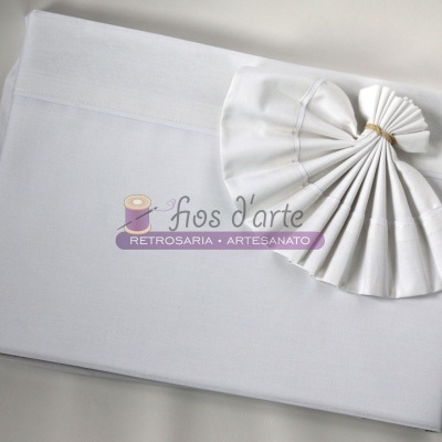 Conjunto de tecido branco com arte dobrada e etiqueta da marca fios d'arte