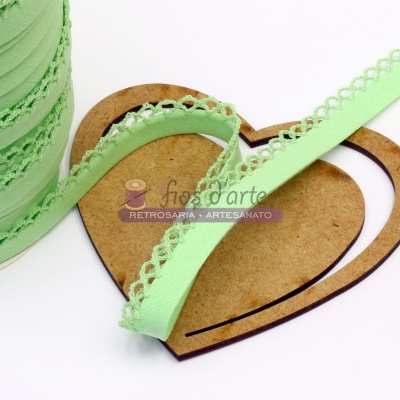 Fita verde claro com borda rendada e moldes corações de madeira