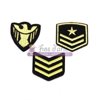 Três emblemas militares bordados preto e amarelo sobre fundo branco