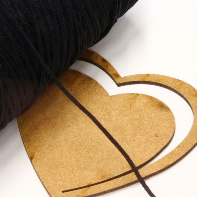 Cone de fio preto e moldes de papelão em forma de coração