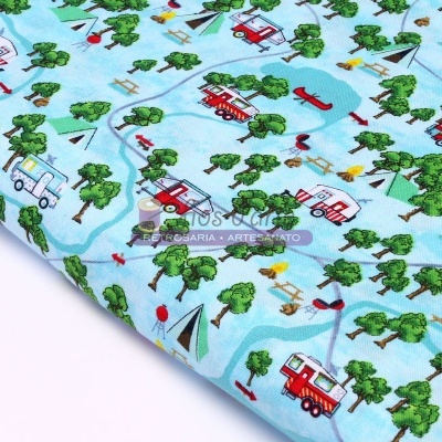 tecido com padrão infantil de carros de bombeiros, casas, árvores e lagos em fundo azul claro