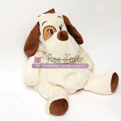 Pelucha macia em forma de cão branco com castanho sentada