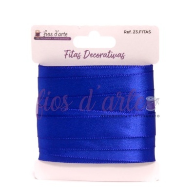 Fita decorativa azul acetinada em cartão branco com texto
