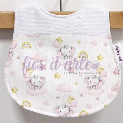 Babete branco com elefantes e arcos-íris coloridos