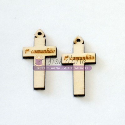 Dois crucifixos em madeira clara com inscrição e etiqueta da loja