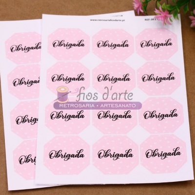 Folhas com etiquetas autocolantes cor-de-rosa claro com a palavra Obrigada