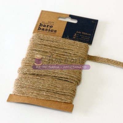 Rolo de fita de juta castanha enrolada num cartão com etiquetas pretas e castanhas