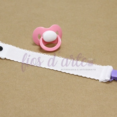 Chupeta rosa com fita branca e presilha roxa