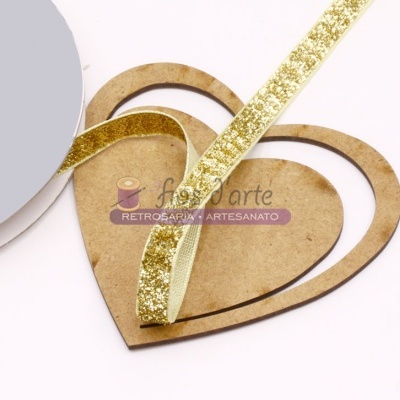 Produto artesanal coração papel kraft com fita dourada