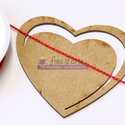Cartão com fio vermelho em forma de coração e texto de marca artesanal