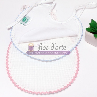 Dois babetes brancos com bordas azul e rosa e planta suculenta ao lado