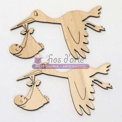 Dois recortes em madeira de cegonhas com bebés enrolados