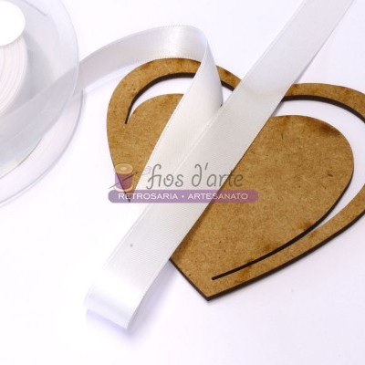 Fita de cetim branca sobre base de MDF em forma de coração