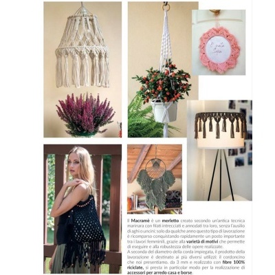 Vários produtos de macramé em ambientes interiores, incluindo suportes para plantas, abat-jours e vestuário com franjas, junto com texto informativo em português