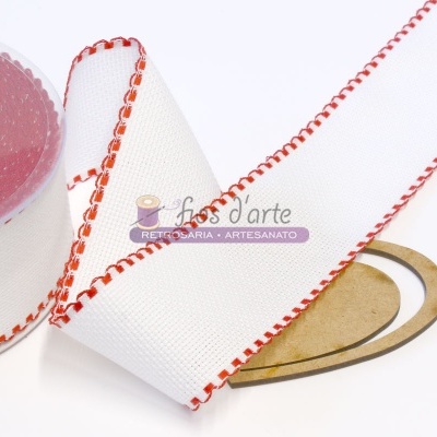 Fita de tecido branca com borda vermelha em fundo branco e base dourada