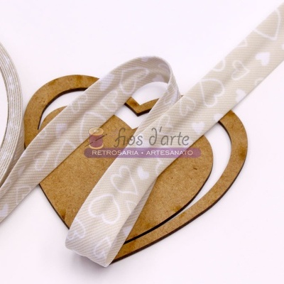 Fita decorativa bege com corações brancos e suporte em madeira em forma de coração