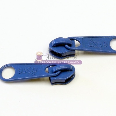 Dois puxadores de zíper azuis metálicos com acabamento fosco e texto 'axe'