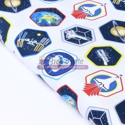 Tecido branco com padrão espacial colorido de planetas e naves