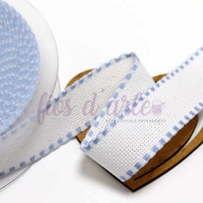 fita de tecido branca com bordas azuis e padrão de quadrados azuis enrolada