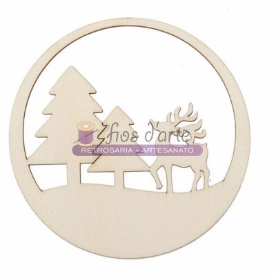 Ornamento decorativo redondo em madeira clara com árvores e alce recortados