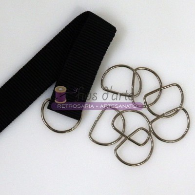 Cinta preta de tecido grosso com fivelas metálicas em formato de D