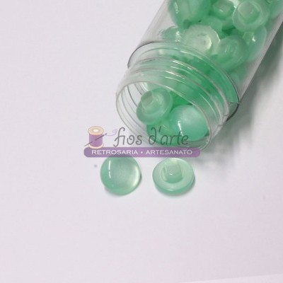 Frasco com botões verdes claros redondos e marca Fios d'arte