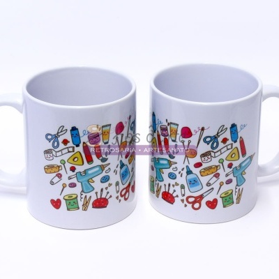 Duas canecas brancas com desenhos de artigos de artesanato coloridos