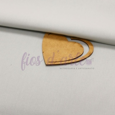 Tecido cinza claro com corte em forma de coração castanho