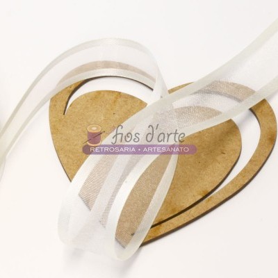 Fita branca transparente sobre molde em forma de coração e fundo branco