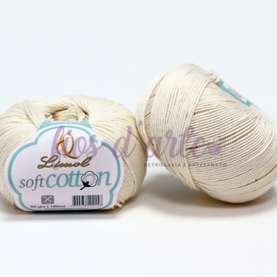 Novelos de fio de algodão bege claro com etiquetas e símbolos de lavagem