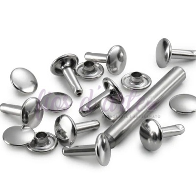 Rebites metálicos prateados com cabeça redonda sobre fundo branco