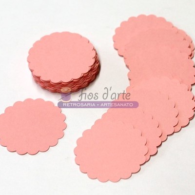 Etiquetas redondas cor-de-rosa com bordas onduladas sobre fundo branco