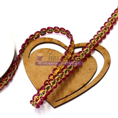 Renda trançada colorida em cima de base de madeira em forma de coração com etiqueta