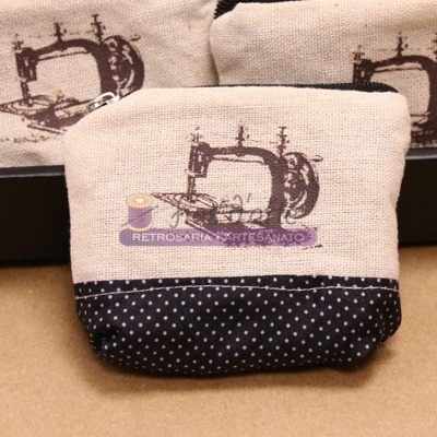 Estojo pequeno de tecido com máquina de costura e padrão de pontos brancos