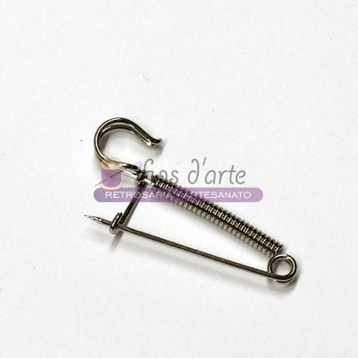 Mola metálica com gancho e segurança sobre fundo branco com texto em roxo