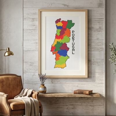 Quadro emoldurado de mapa colorido de Portugal em ponto cruz na parede