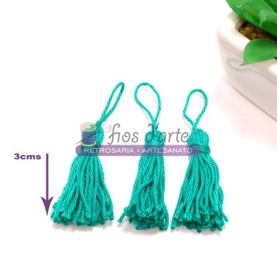 Três mini pompons verdes de algodão com laço, 3 cm, fundo branco e planta suculenta
